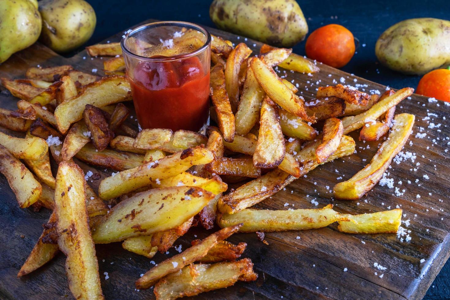 hausgemachte Ofenkartoffel Pommes mit Ketchup foto