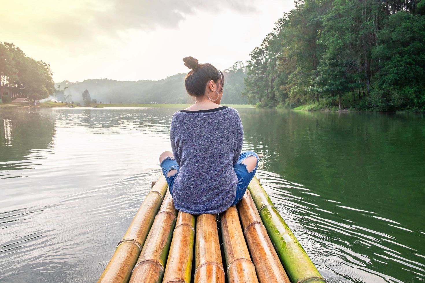 Frauen, die mit dem Boot reisen foto