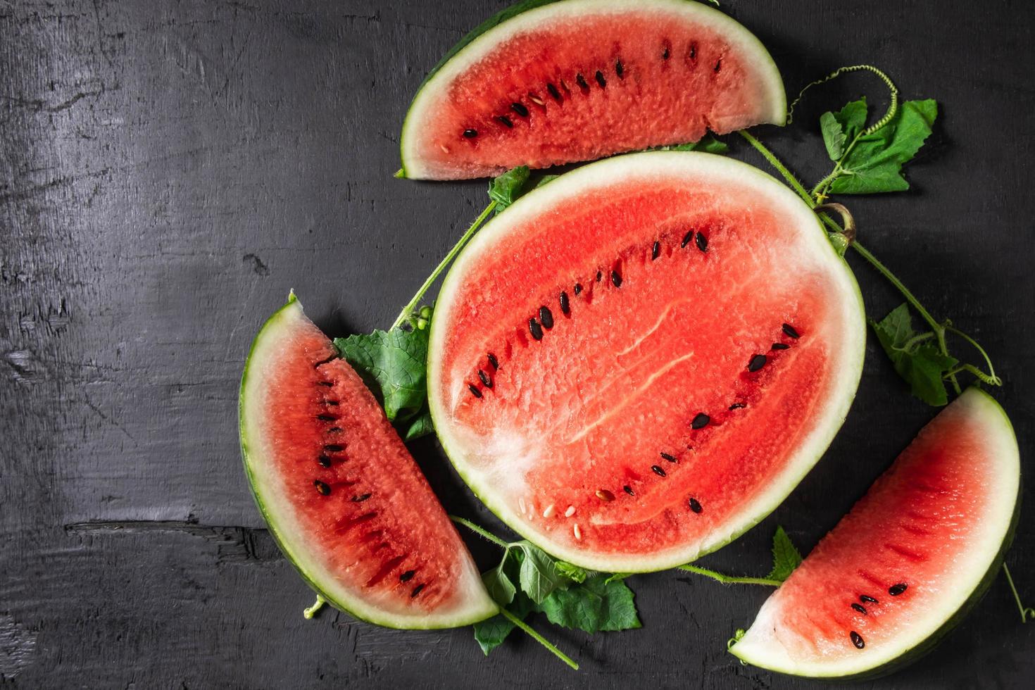 geschnittene reife Wassermelone auf schwarzem Hintergrund foto