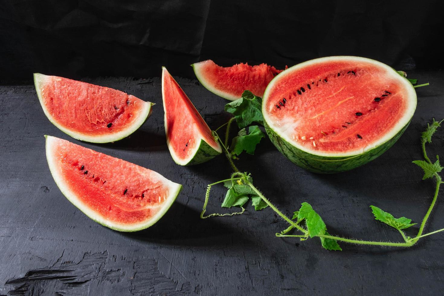 Scheiben Wassermelone auf schwarzem Hintergrund foto