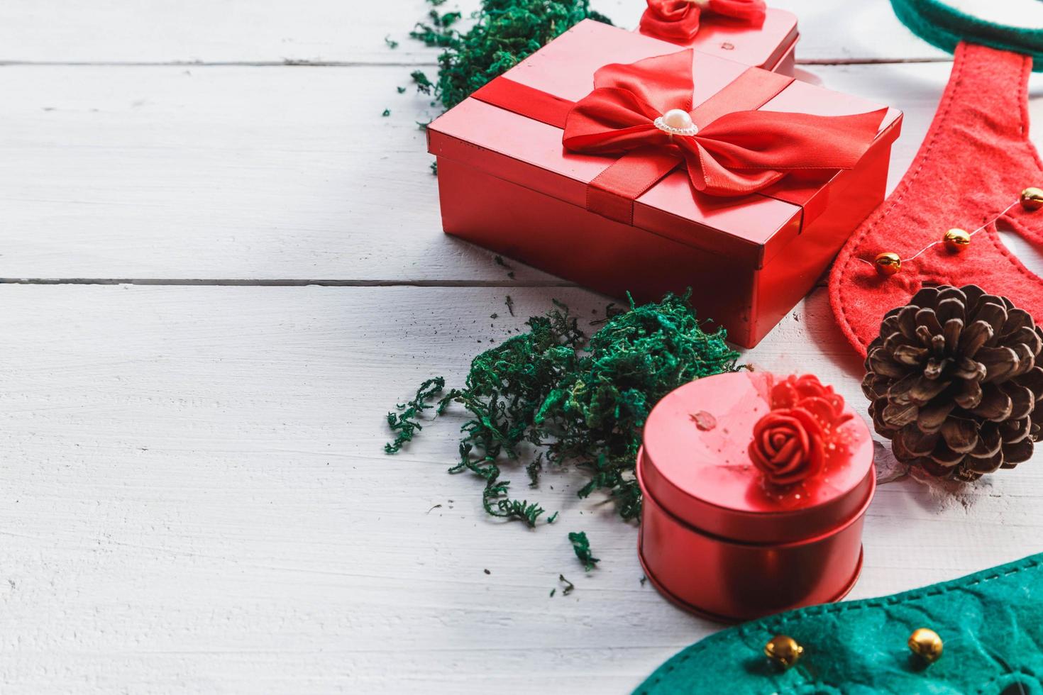 rote Geschenkbox auf weißem Hintergrund für Weihnachtstag foto