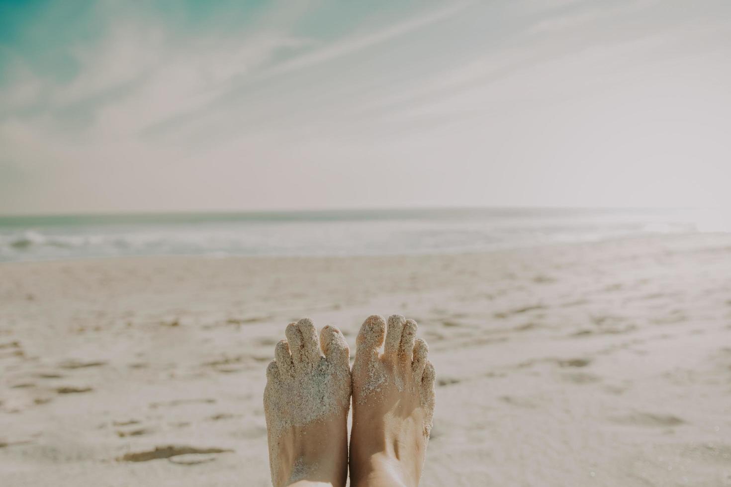 Fühle den heißen Sand auf deinen Zehen foto