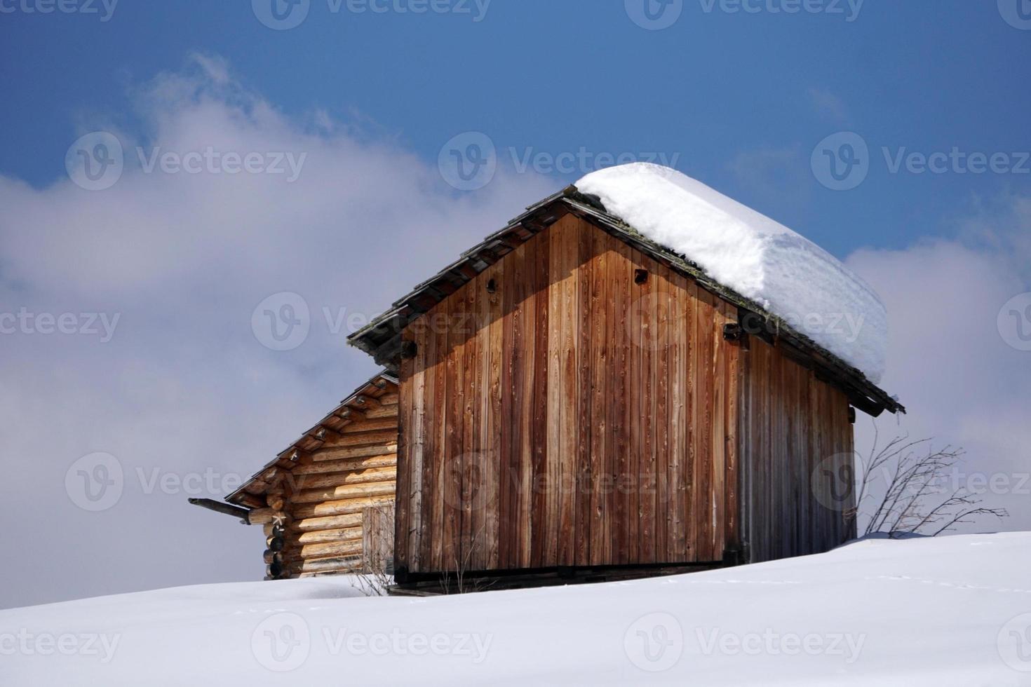 Holzhütte im Winterschneehintergrund foto