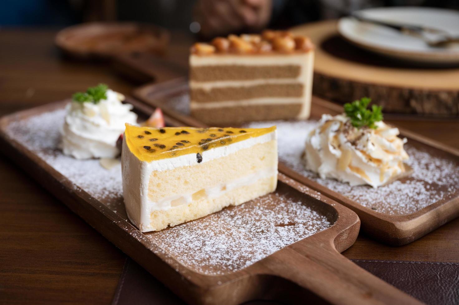 Passionsfruchtkuchen mit Vanilleschicht foto