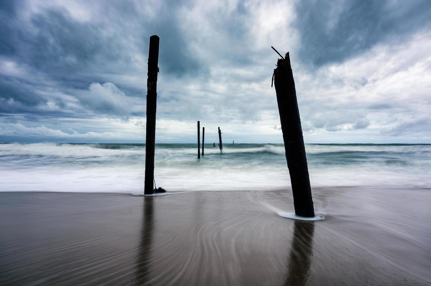 große Welle trifft den Strand bei stürmischem Wetter foto