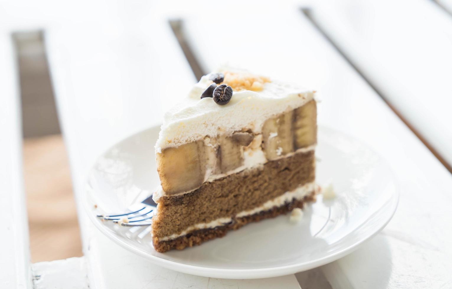 Banoffee-Kuchen auf minimalem weißem Hintergrund foto