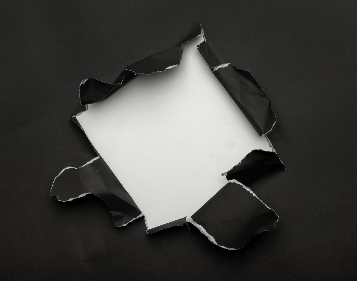 schwarzes zerrissenes Papier auf weißem Hintergrund foto