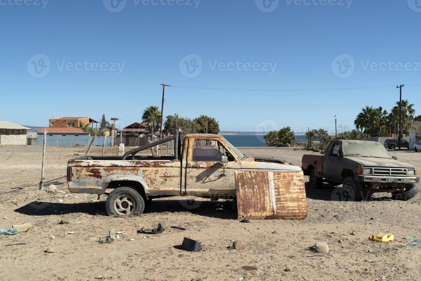 altes verlassenes Auto auf dem Schrottplatz in Baja California Sur Mexiko foto