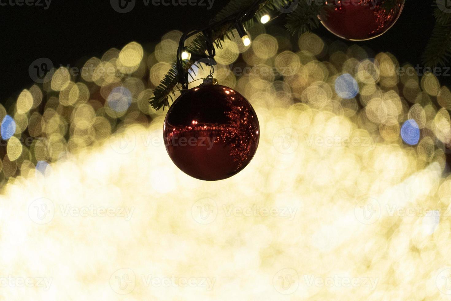 Straßenweihnachtsbaumschmuck und Lichter foto