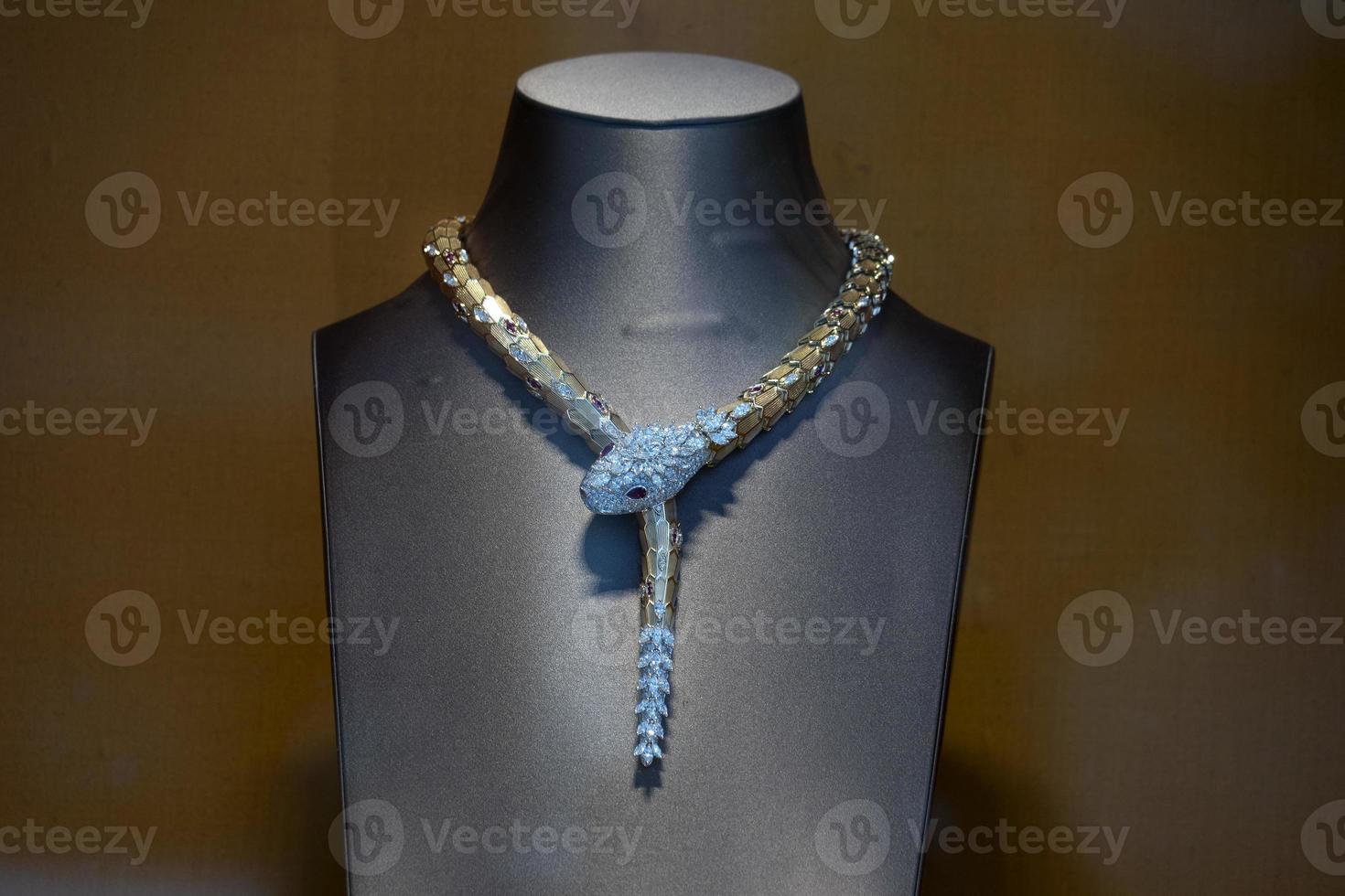 Halskette in Schlangenform, Rubin und Diamanten foto