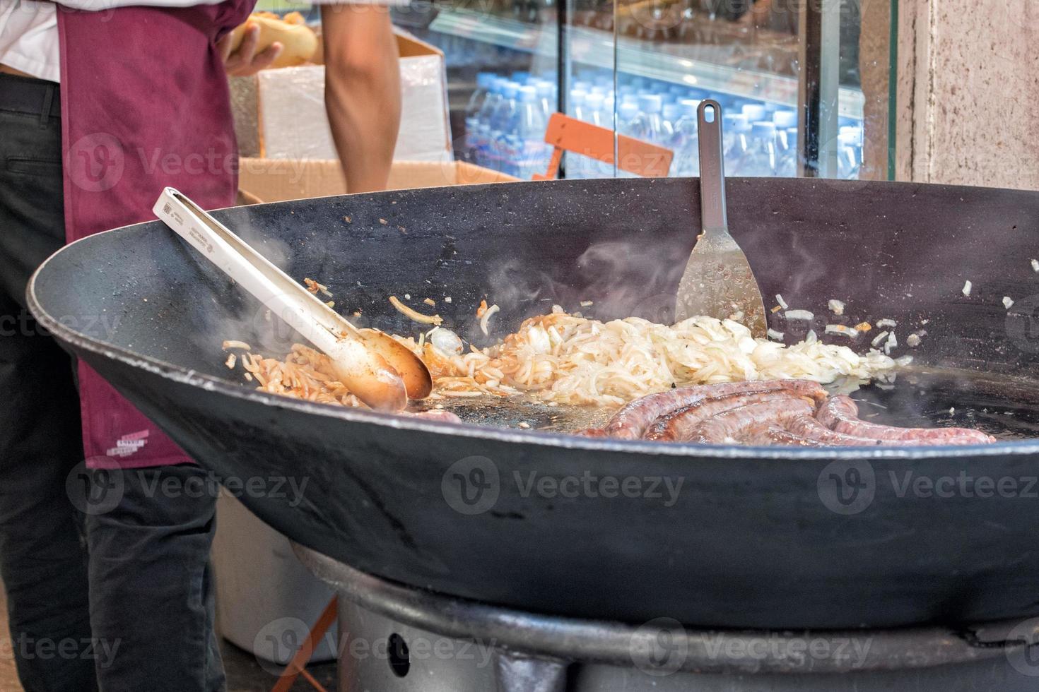 Wurst beim Kochen auf dem Grill foto