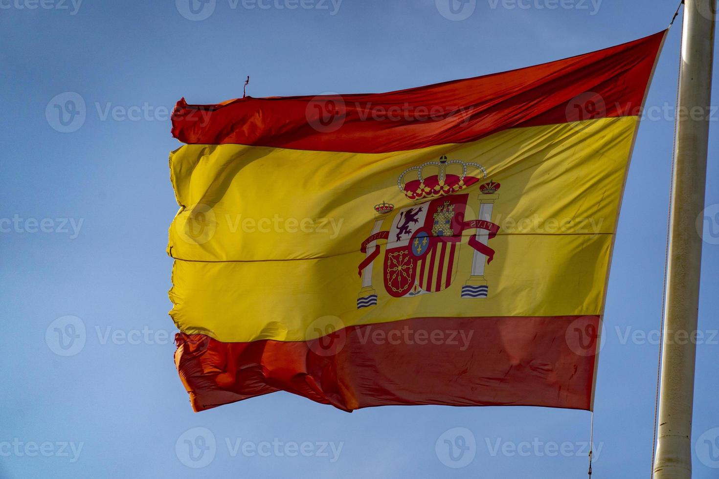 spanische Flagge am Himmel schwenken foto