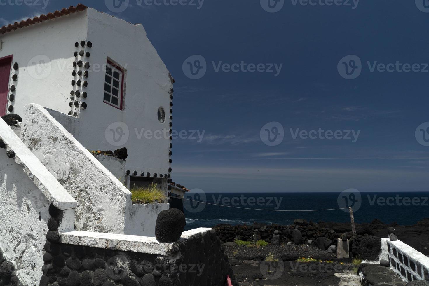 lajido dorf pico insel azoren schwarze lava häuser rote fenster foto