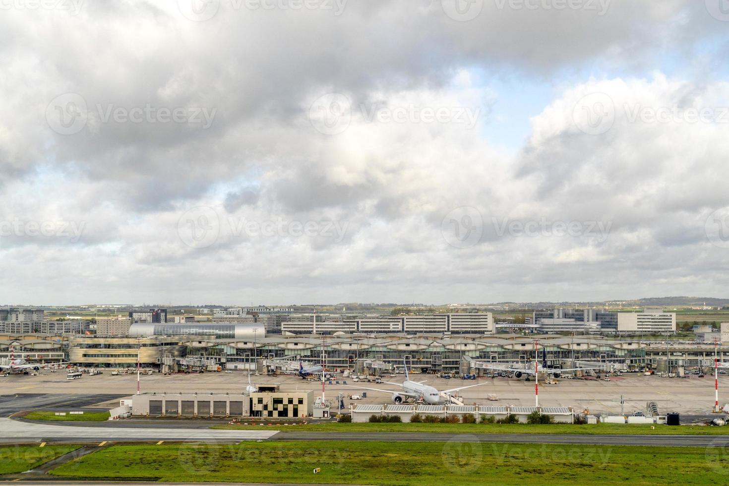 paris, frankreich - 7. november 2019 - flughafen paris cdg landet und lädt fracht und passagier foto