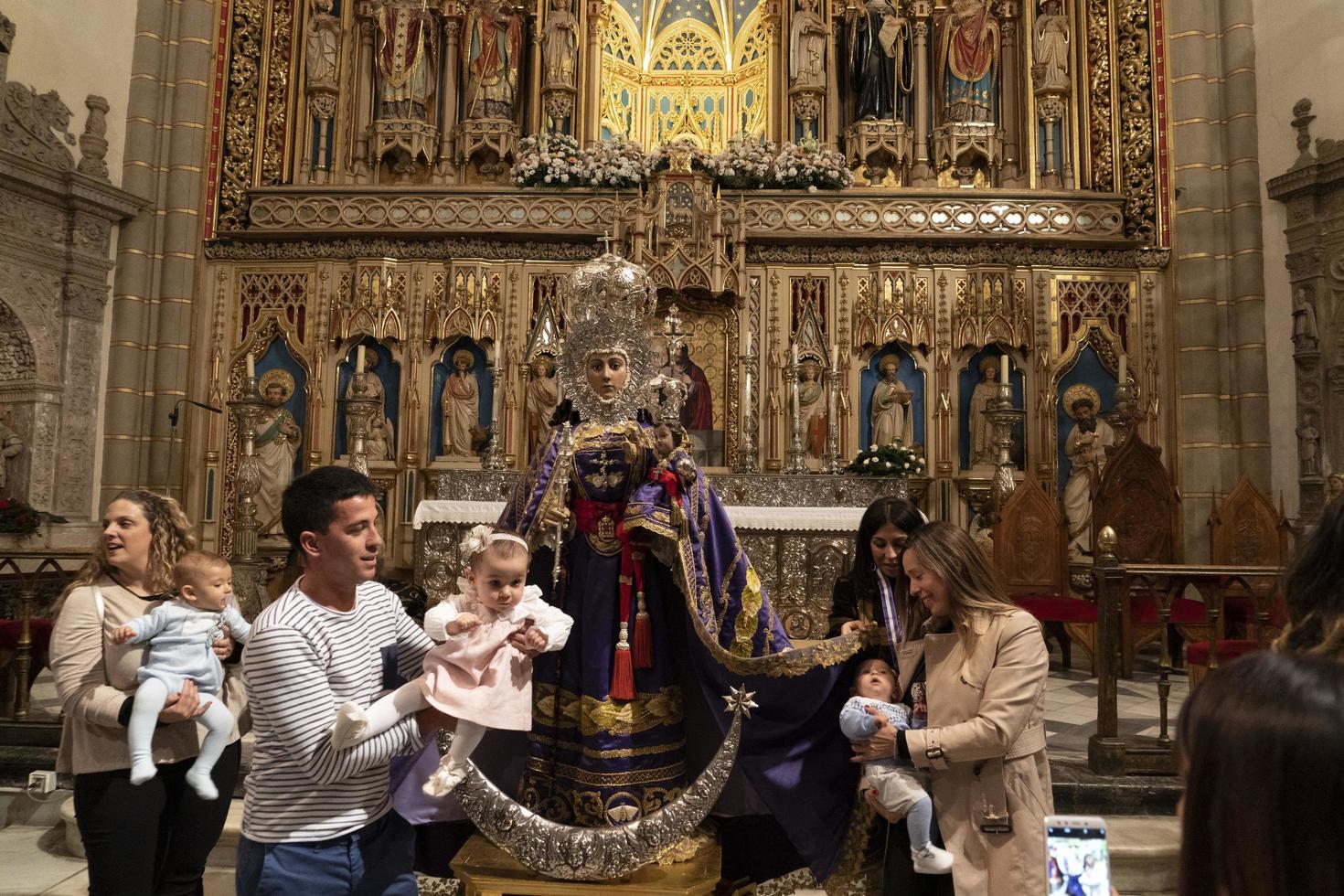 murcia, spanien - 25. märz 2019 - mutter und söhne warten auf den segen der virgen de la fuensanta foto