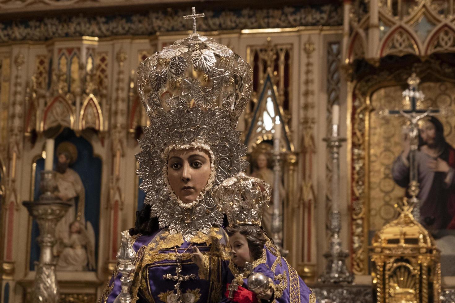 murcia, spanien - 25. märz 2019 - mutter und söhne warten auf den segen der virgen de la fuensanta foto