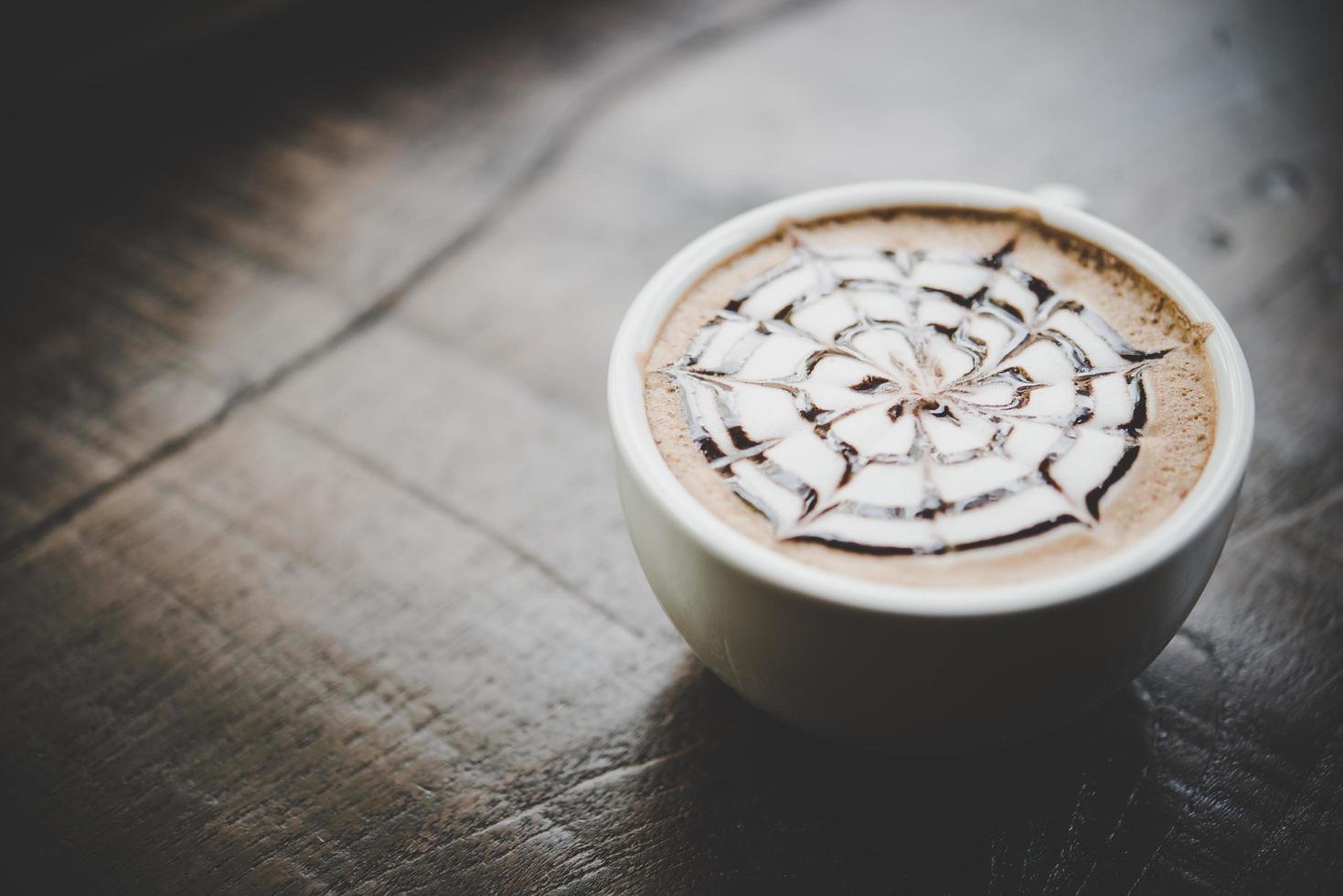 eine Tasse Kaffee auf Holztisch foto