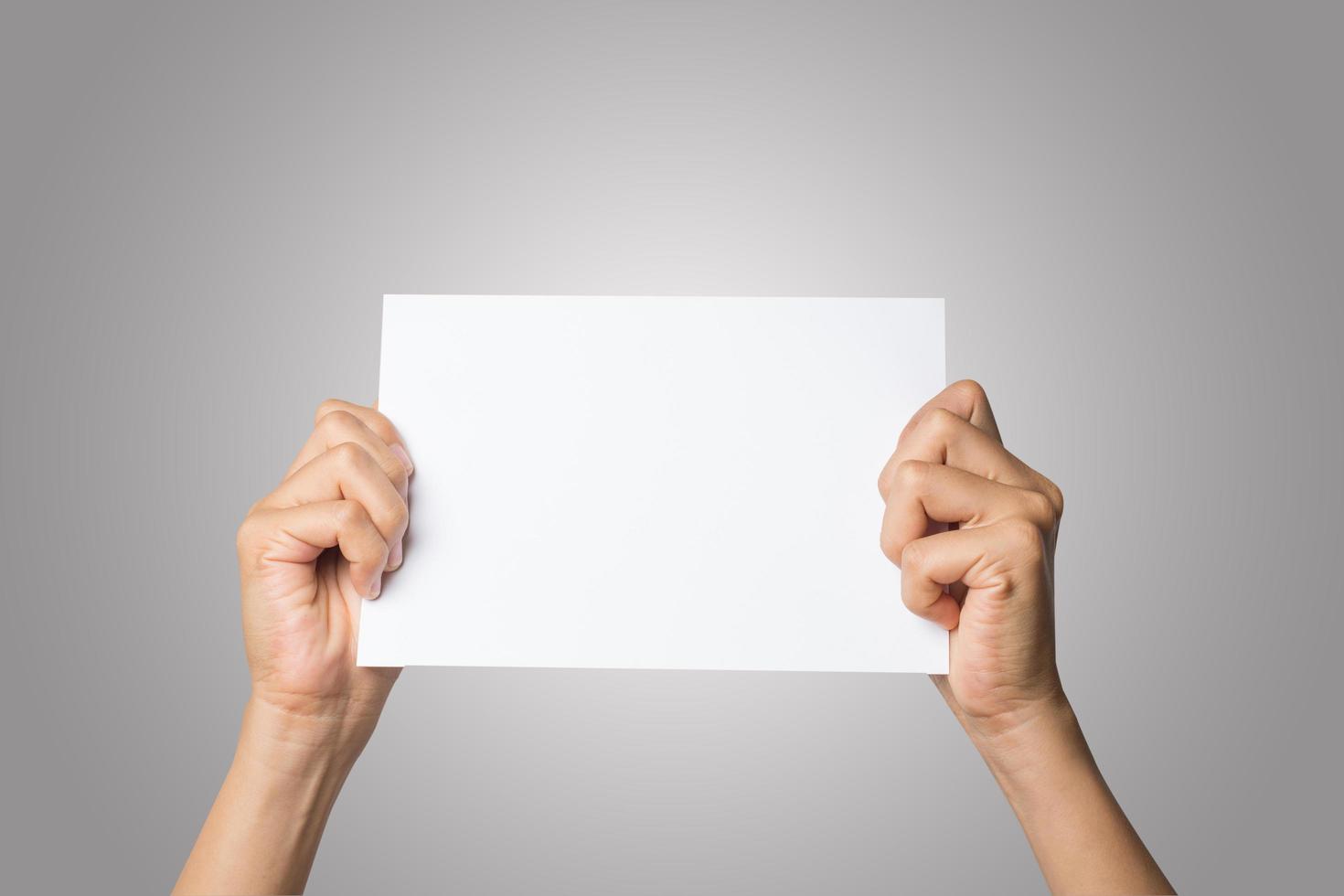 Nahaufnahme der Hand einer Frau, die leeres Papier lokalisiert auf weißem Hintergrund hält foto