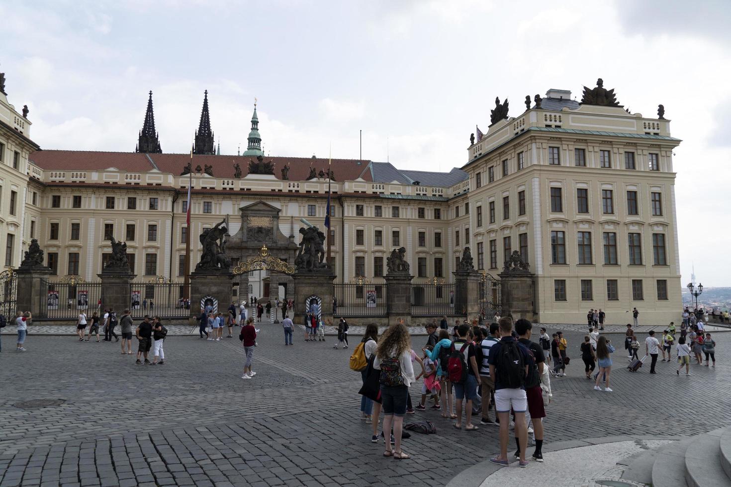 prag, tschechische republik - 15. juli 2019 - die schlossstadt ist im sommer voller touristen foto