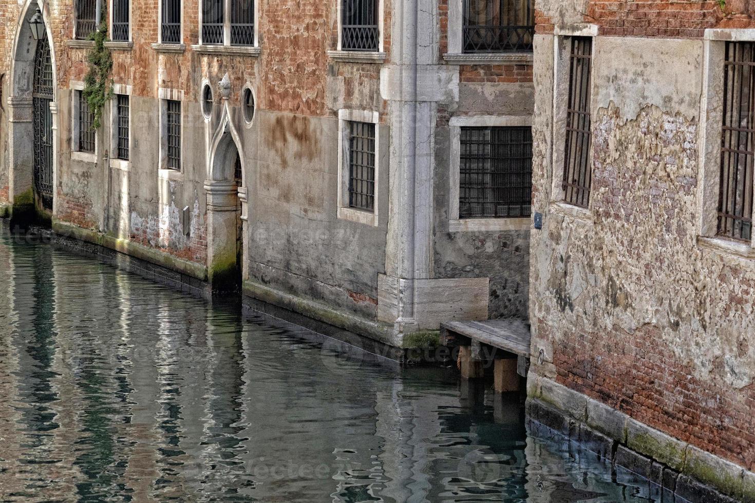 Venice Bridge und Kanalreflexionen foto