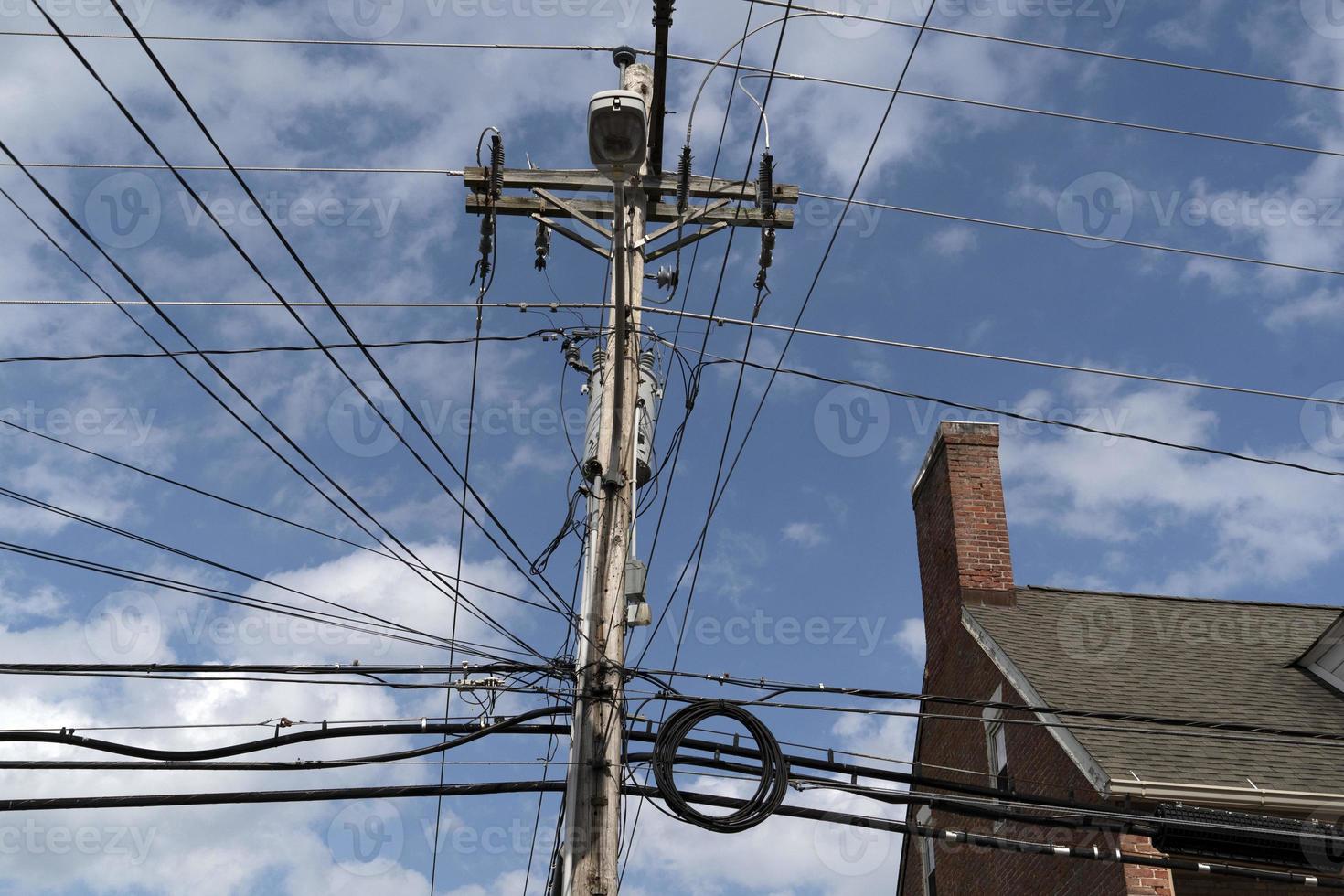 Elektrokabel an alten Häusern in Maryland foto