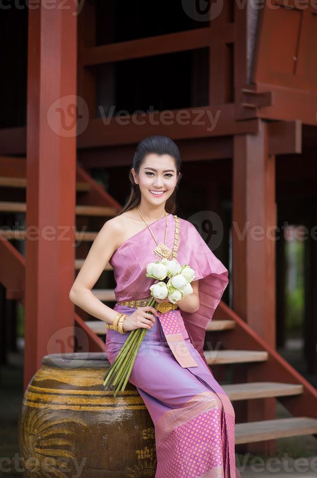 schönes thailändisches Mädchen in traditioneller thailändischer Tracht foto