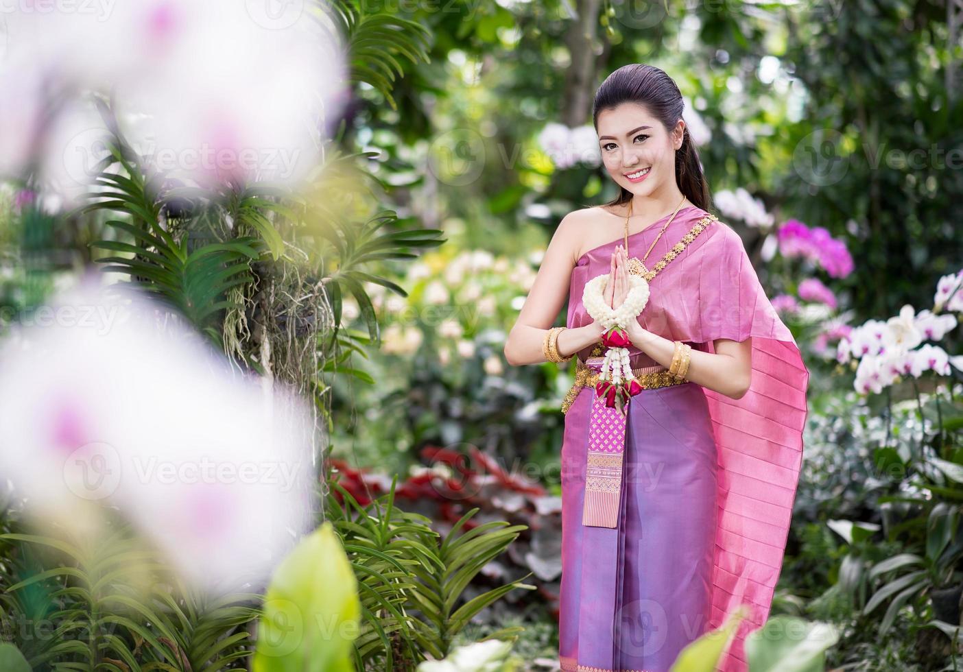 schönes thailändisches Mädchen in traditioneller thailändischer Tracht foto