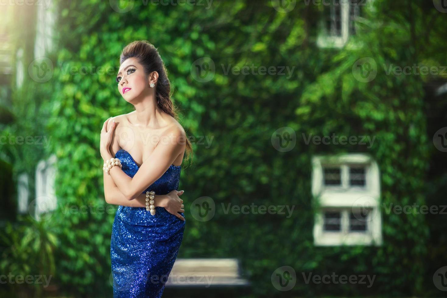 schöne dame im blauen luxuskleid mit perle foto
