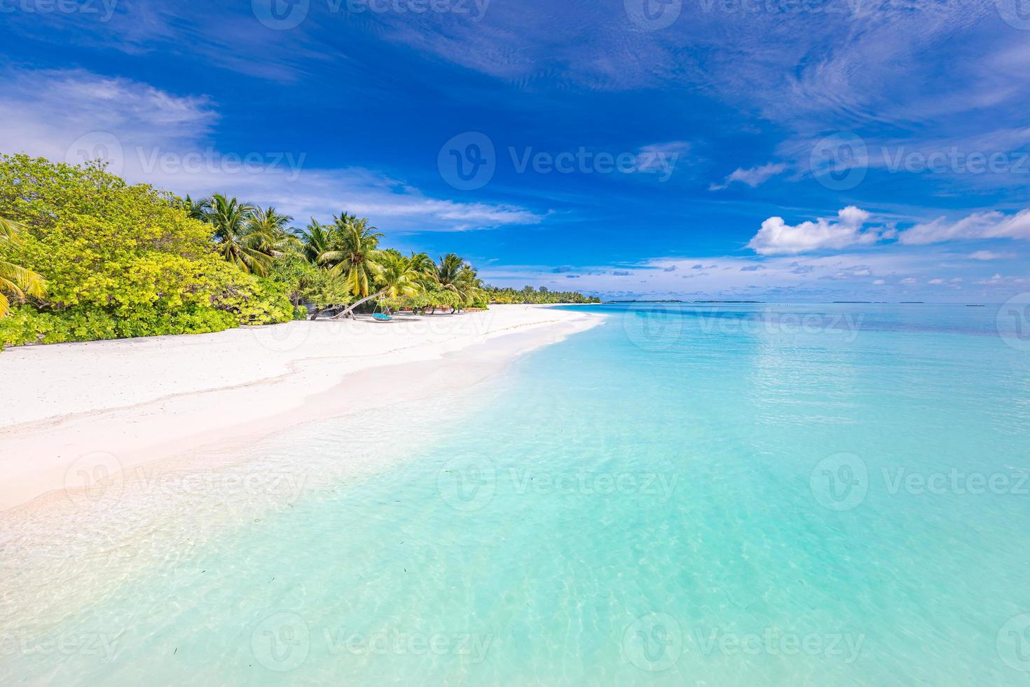 ruhige Strandszene. exotisches tropisches strandresort, landschaft für hintergrund oder tapete. design des sommerferienferienkonzepts. foto