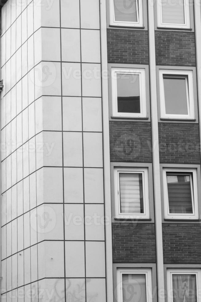 Graustufenaufnahme einer Fassade eines modernen Gebäudes foto