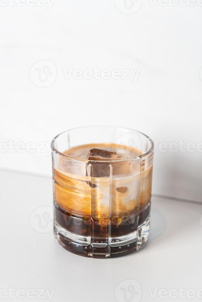 Weißer russischer Kaffee im Glas foto