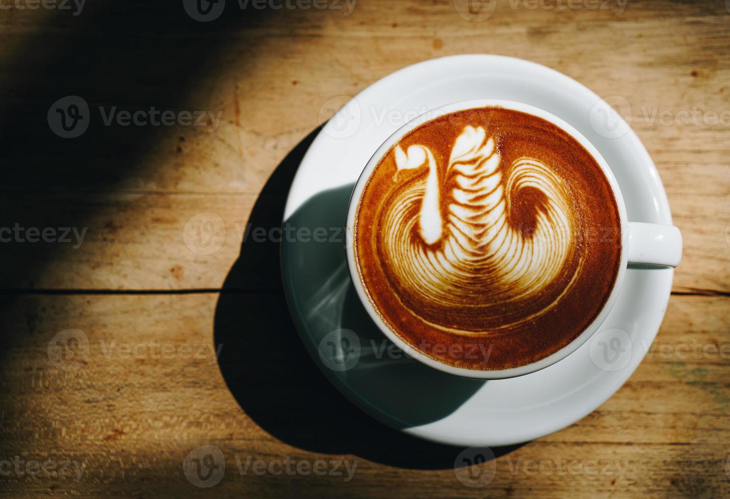 Latte-Art-Kaffee in weißer Tasse foto