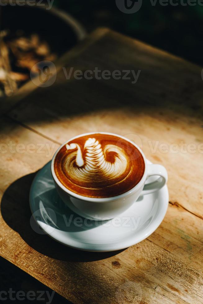 Latte-Art-Kaffee in weißer Tasse foto