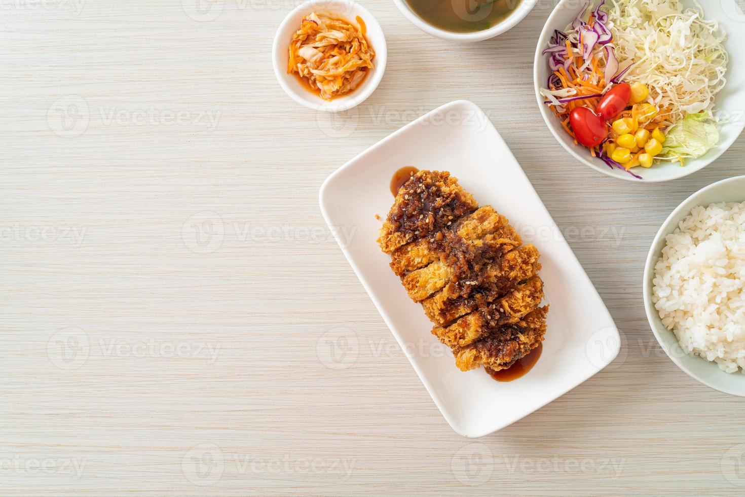 Tonkatsu - japanisches Schweinekotelett frittiert mit Reisset foto