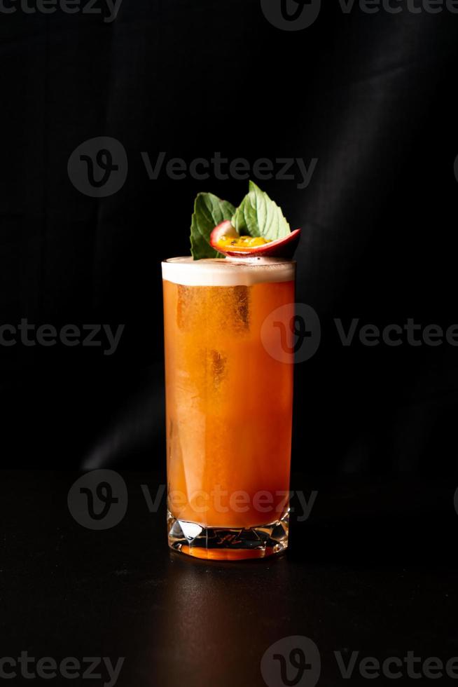 Cocktail - infundierter Tequila mit Basilikum, Passionsfrucht und Zimt, Limette und Mango foto