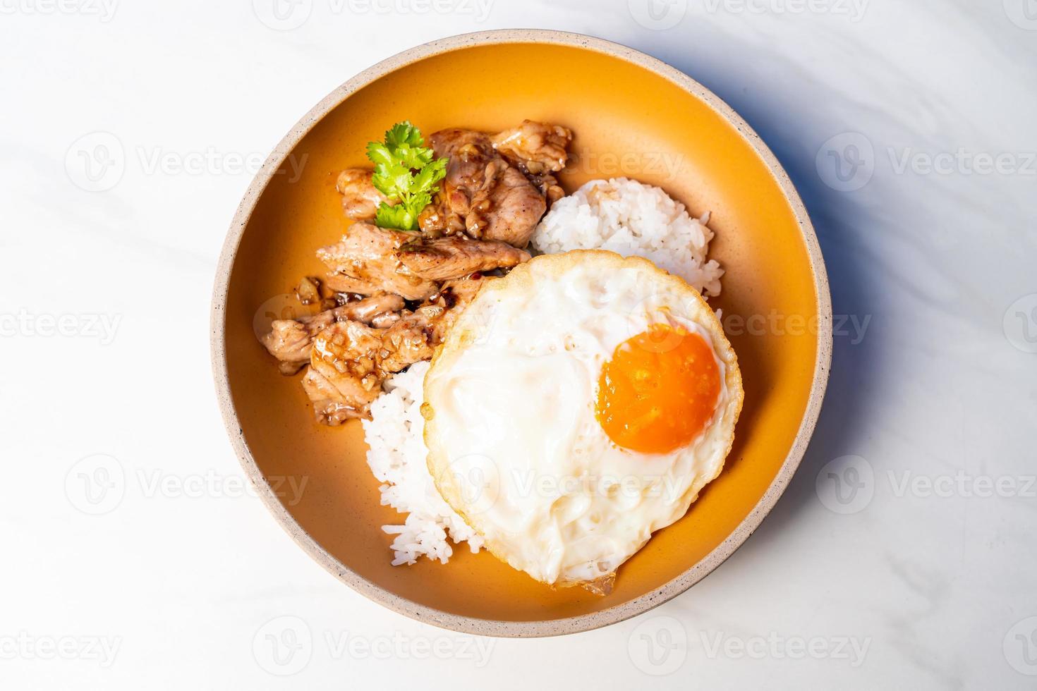 Reis mit Knoblauchhuhn und Spiegelei foto