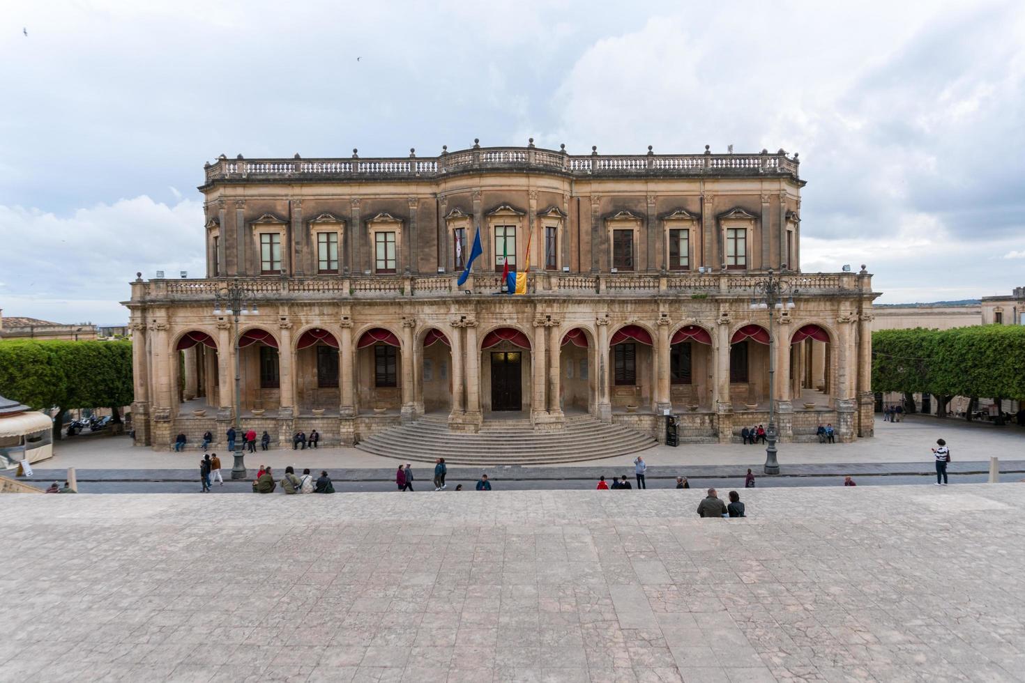 noto, italien - 7. mai 2022 - blick auf die schöne kathedrale von noto vom fuß der treppe an einem sonnigen tag foto