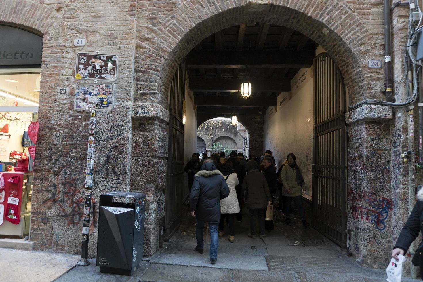 Verona, Italien - 7. Dezember 2017 - Tourist, der das Haus von Romeo und Julia besucht foto