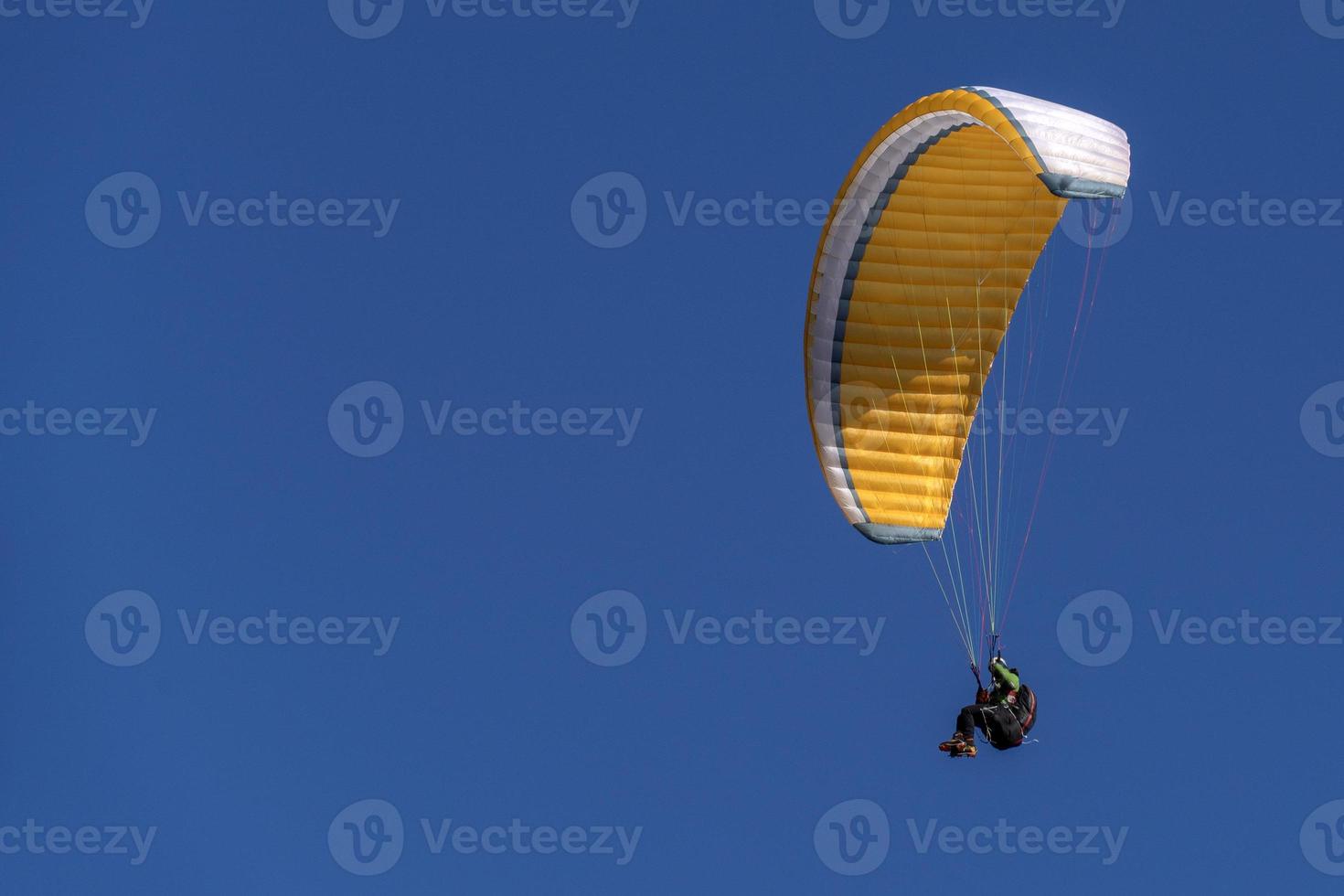 Paragliding-Drachenflieger am blauen Himmel foto