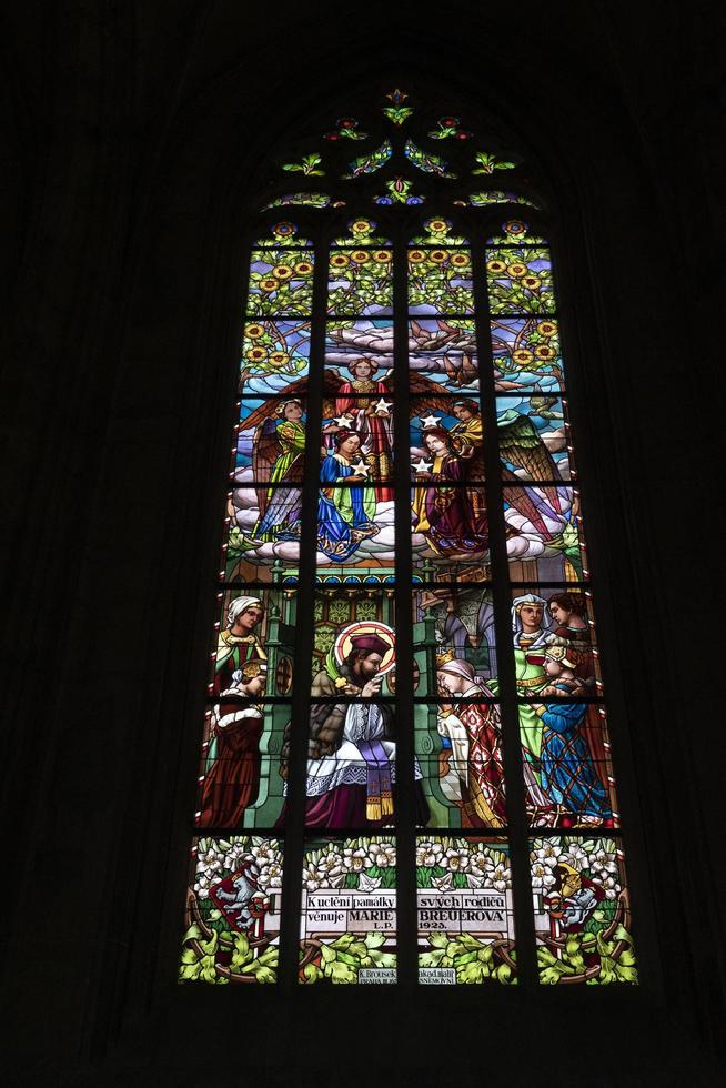 kutna hora, tschechische republik - 14. juli 2019 - innenraum der kuppel der heiligen barbara kirche fensterglas mucha liberty style foto