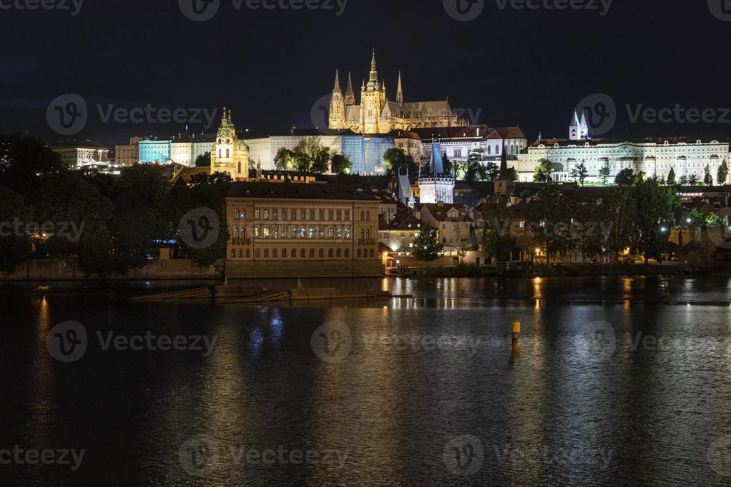 Blick auf die Prager Burg bei Nacht foto