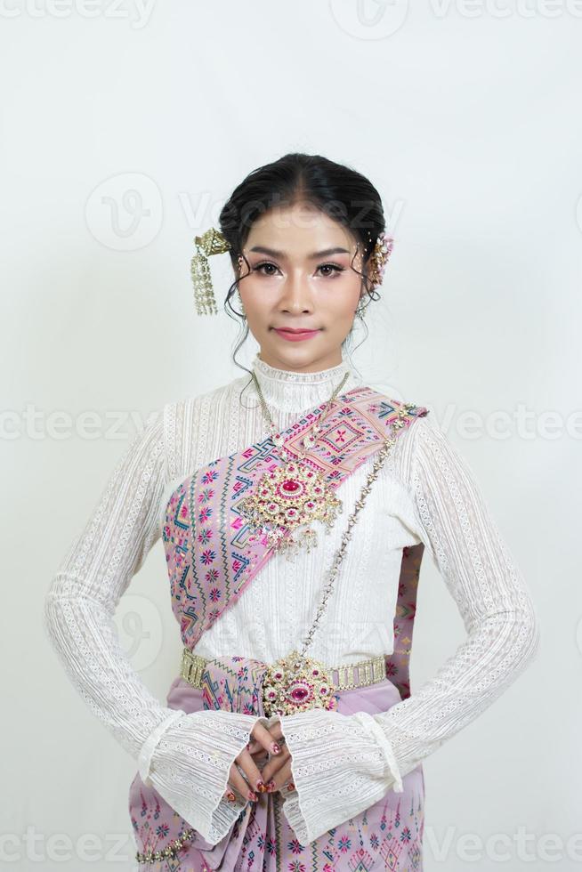 luxusporträt eines schönen thailändischen mädchens in traditioneller thailändischer tracht, identitätskultur thailands, identitätskultur asiens foto