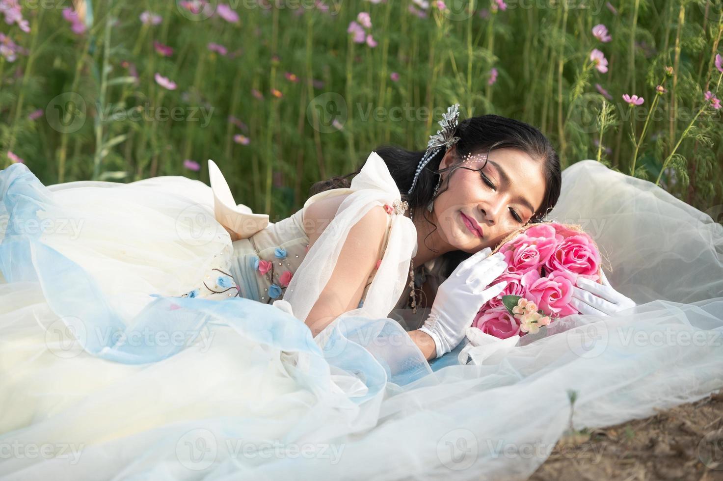 Porträtmädchen im Freien im Blumengarten, asiatisches Mädchen im Teenageralter foto