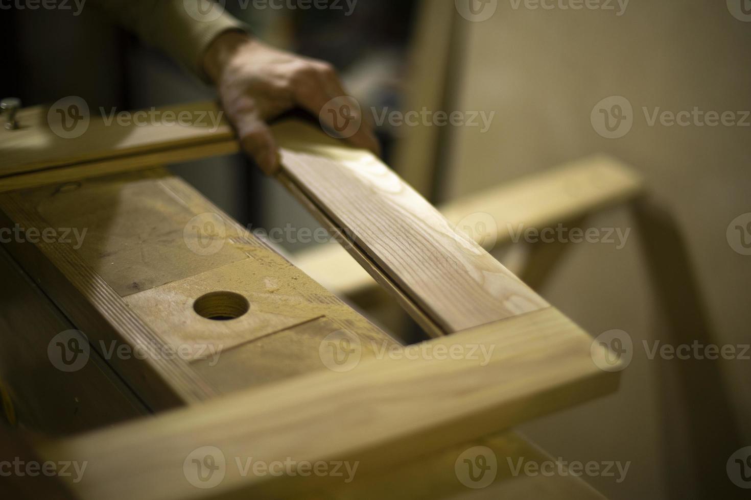 Tischlerei. Details der Arbeit. Holzverarbeitung. foto