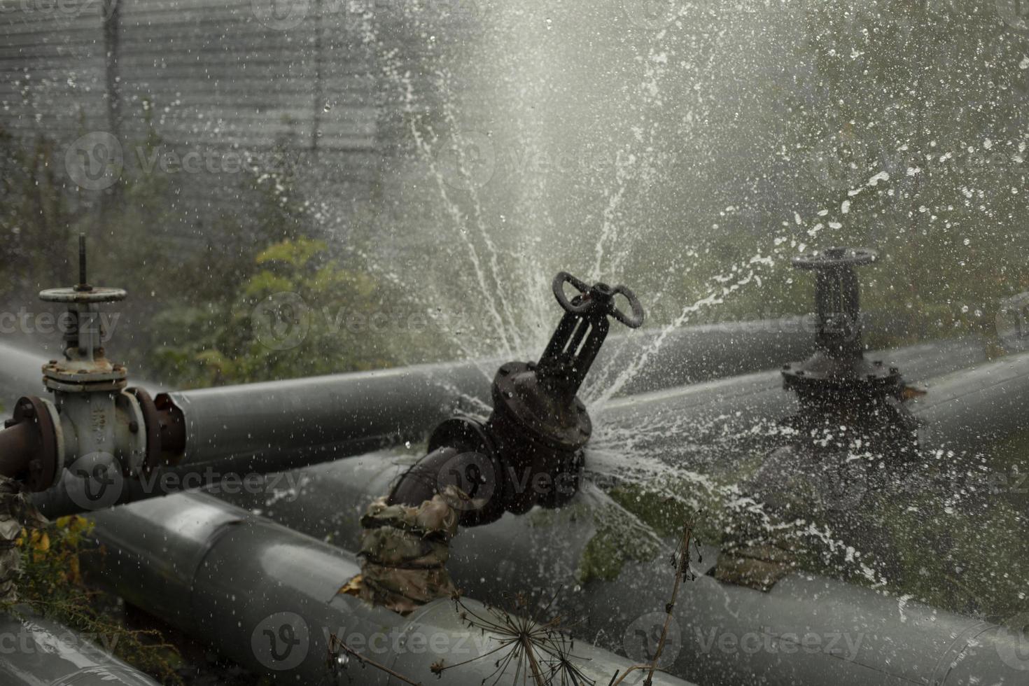 Rohrunfall. Wasserdurchbruch. Warmwasserfluss. Beschädigung der Rohrleitung. foto