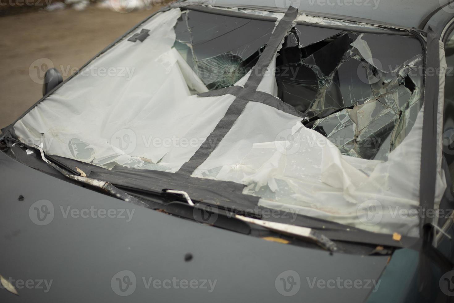 zerbrochenes Autoglas. Auto nach Unfall. zerstörter Transportkörper. kaputtes Auto. foto