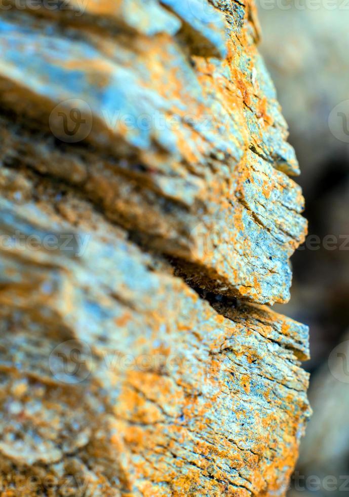 textur der steinoberfläche am felsigen berg foto