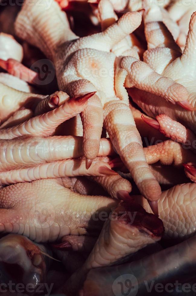 hühnerfüße auf dem straßenmarkt, um exotische gerichte reich an kollagen in minas gerais, brasilien, zuzubereiten foto