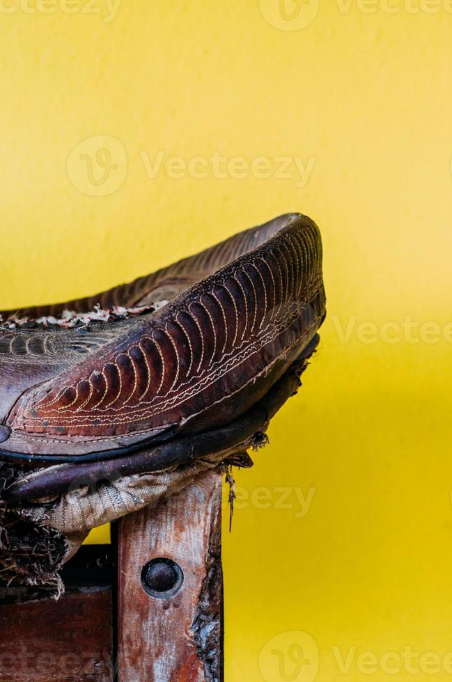 abgenutzter Pferdesattel im Westernstil aus Leder foto