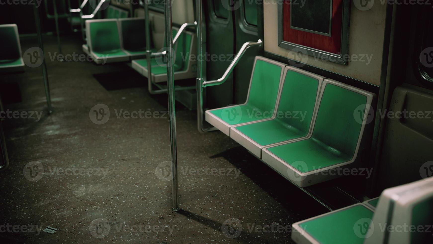 leere U-Bahn-U-Bahn mit öffentlichen Verkehrsmitteln foto